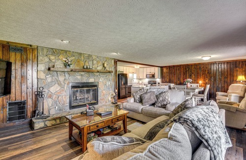 Dillard Condominio | Tee Off in the Mtns: Sky Valley Condo w/ View!