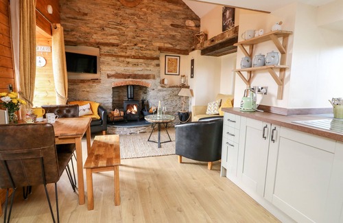 St Harmon Cabaña | TEGFAN BARN, romantic, character holiday cottage in Rhayader