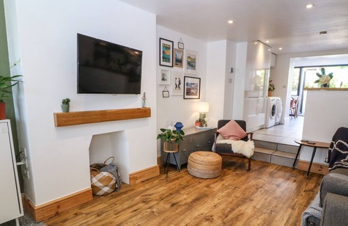 Newborough Cabaña | TEGFAN, pet friendly, with a garden in Newborough