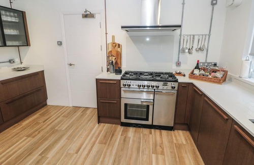 St Dogmaels Cabaña | TEIFI VILLA, pet friendly, character holiday cottage in St Dogmaels