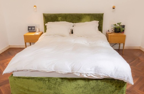 Tel Aviv City Center Casa | Tel Aviv Center Seaside Villa: A Pool & Rooftop, 1 min to Ha'Carmel & the Beach