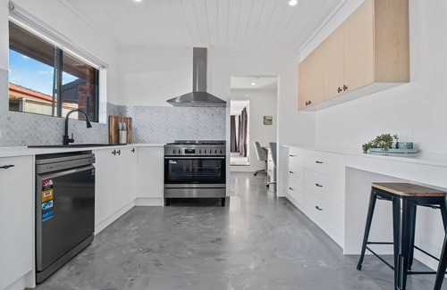 Lake Albert Casa | Telopea - Contemporary & Refined Sophistication