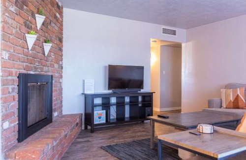 Tempe Casa | Tempe Ranch House with Fireplace Big Yard Near ASU