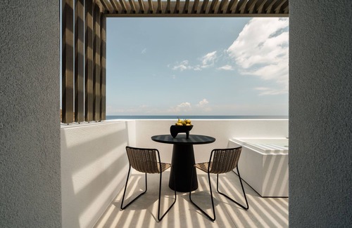 Naxos Apartamento | Temple Sea View Suite With Outdoor Jacuzzi