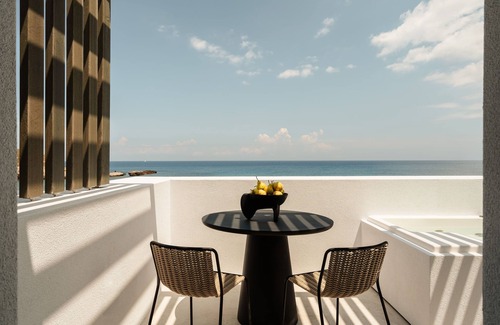 Naxos Apartamento | Temple Sea View Suite With Outdoor Jacuzzi