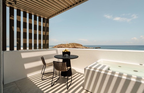Naxos Apartamento | Temple Sea View Suite With Outdoor Jacuzzi