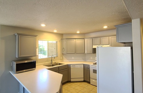 Lakeview Condominio | Temple view with a pool