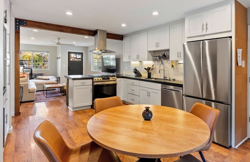 Templeton Casa | Templeton Creekside Cottage-Two en suites, wine fridge, pets ok!