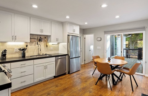 Templeton Casa | Templeton Creekside Cottage-Two en suites, wine fridge, pets ok!