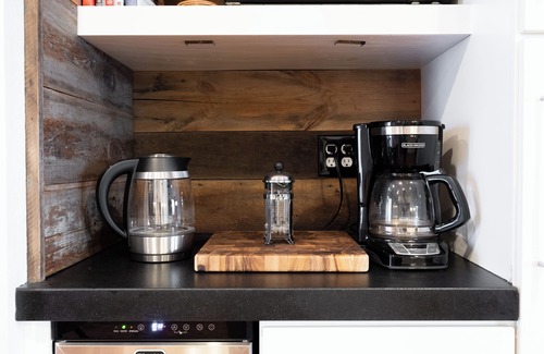 Templeton Casa | Templeton Creekside Cottage-Two en suites, wine fridge, pets ok!