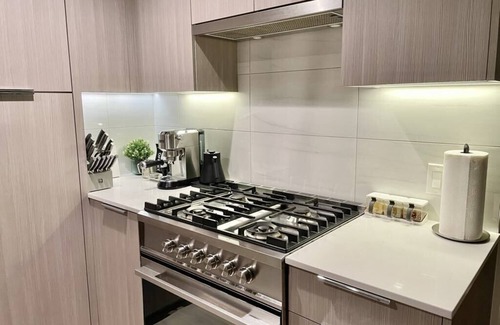 District of North Vancouver Apartamento | Tempurpedic King Bed Luxury Residence/Panoramic Views/Patio/EV Parking/Gym/Sauna