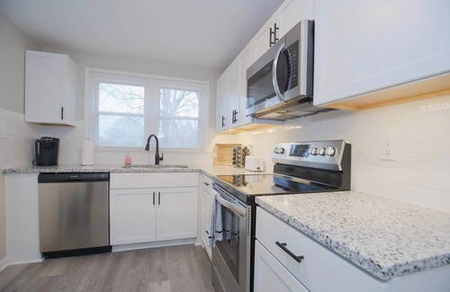 Overland Park Apartamento | Ten blocks from Old Downtown Overland Park, KS