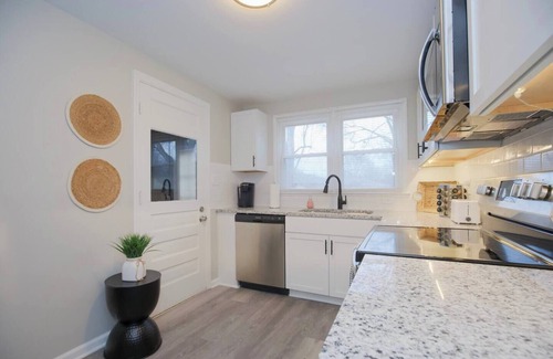 Overland Park Apartamento | Ten blocks from Old Downtown Overland Park, KS