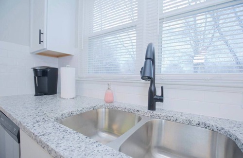 Overland Park Apartamento | Ten blocks from Old Downtown Overland Park, KS