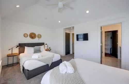 Charlotte Park Casa | Ten Minutes to Broadway Stunning Townhome