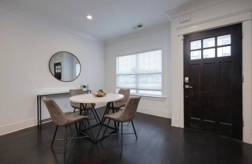Charlotte Park Casa | Ten Minutes to Broadway Modern Gated Townhome