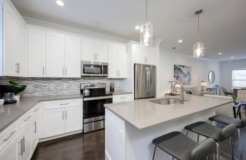 Charlotte Park Casa | Ten Minutes to Broadway Modern Gated Townhome