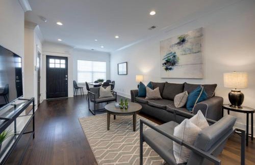 Charlotte Park Casa | Ten Minutes to Broadway Stylish Gated Townhome