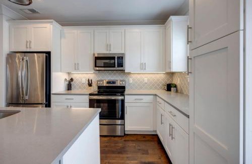 Charlotte Park Casa | Ten Minutes to Broadway Stylish Gated Townhome