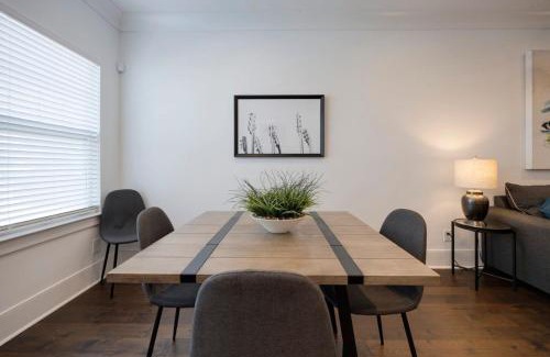 Charlotte Park Casa | Ten Minutes to Broadway Stylish Gated Townhome