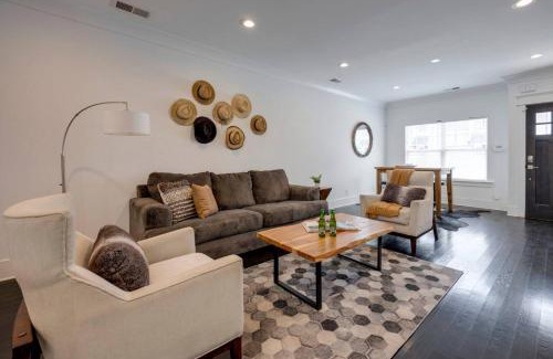 Charlotte Park Casa | Ten Minutes to Broadway Unwind in Style