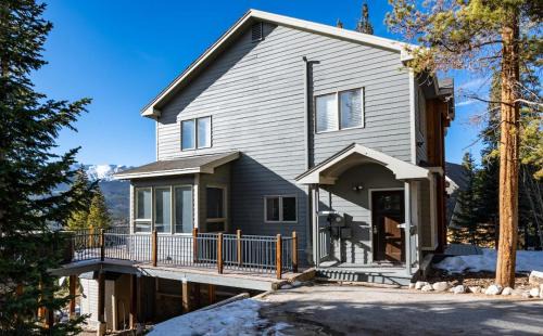 Forest Hills Casa | Ten Peaks Lookout Home Incredible Views Hot Tub