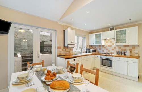 Tenby Casa | Tenby Cwtch - Short Walk to Beach