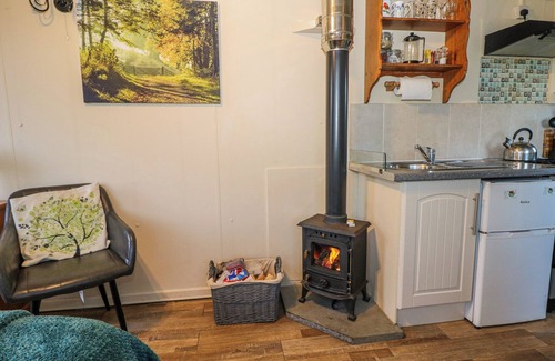 Hadlow Down Cabaña | TENCH HUT, pet friendly, character holiday cottage in Crowborough