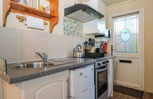 Hadlow Down Cabaña | TENCH HUT, pet friendly, character holiday cottage in Crowborough