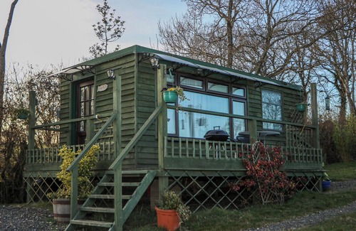 Hadlow Down Cabaña | TENCH HUT, pet friendly, character holiday cottage in Crowborough