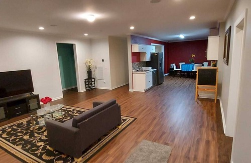 Elgin Apartamento | Tenement Basement in a beautiful Southern home!