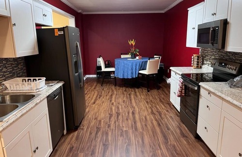 Elgin Apartamento | Tenement Basement in a beautiful Southern home!