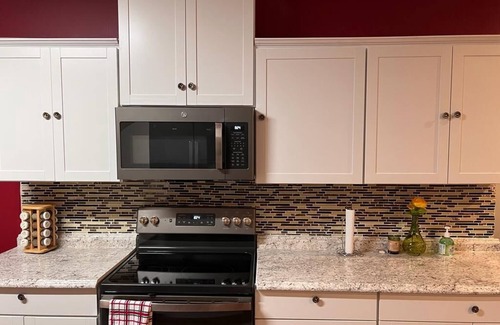 Elgin Apartamento | Tenement Basement in a beautiful Southern home!