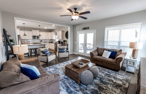 Tullahoma Cabaña | Tennessee Cabin with Hot Tub and Boating Access