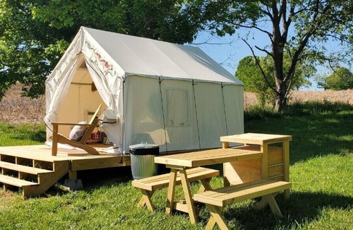 Blountville Alquiler De RV | Tentrr Signature Site - Sunflower Ridge at The Stickley Farm