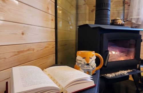 Bracebridge Casa | Teremok Log Cabin & Cedar Hot Tub & Sauna on Wood