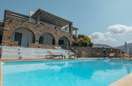 Parasporos Villa | TERRA retiro en Paros, con piscina privada, vistas al mar, cerca de playas de arena