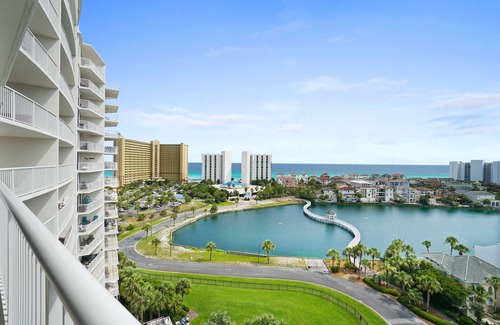 Destin Condominio | Terrace at Pelican Beach Resort by Panhandle Getaways