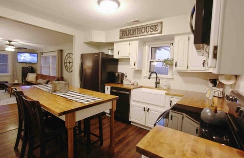 Chillicothe Casa | Terrace Farmhouse - Chillicothe, OH