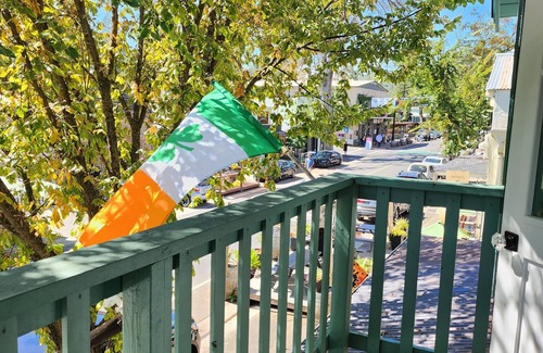 Murphys Apartamento | Terrace On Main Street
