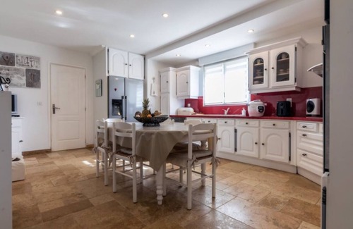 Terrasson-la-Villedieu Casa | Terraza, villa con piscina con vistas a las colinas y piscina privada.