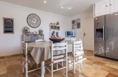Terrasson-la-Villedieu Casa | Terraza, villa con piscina con vistas a las colinas y piscina privada.