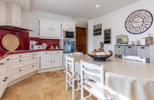 Terrasson-la-Villedieu Casa | Terraza, villa con piscina con vistas a las colinas y piscina privada.