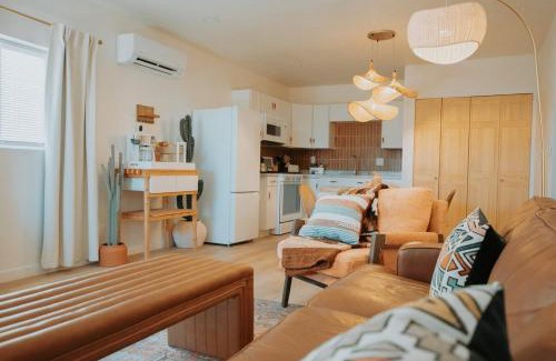 South Broadway Apartamento | Terracotta Suite at ArnoTriplex! Hot Tub and Pet Friendly!
