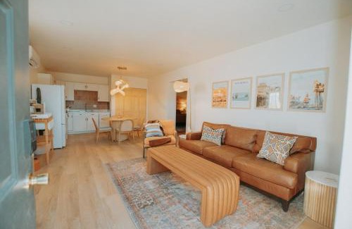 South Broadway Apartamento | Terracotta Suite at ArnoTriplex! Hot Tub and Pet Friendly!