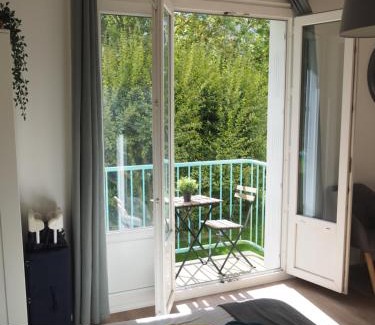 Bourg-l'Eveque Apartamento | Terrasse, vue sur jardin arboré et place de parking
