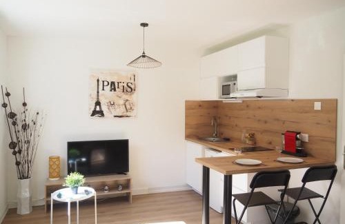 Bourg-l'Eveque Apartamento | Terrasse, vue sur jardin arboré et place de parking