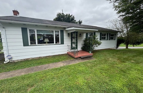 Huntingdon Casa | Terrific 3-bedroom house with AC in Huntingdon with short drive to State College