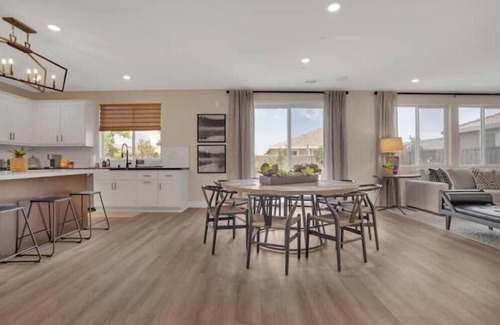 Lathrop Casa | Terrific 5-bedroom home in Lathrop. Former model home. Tastefully furnished.