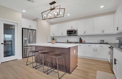 Lathrop Casa | Terrific 5-bedroom home in Lathrop. Former model home. Tastefully furnished.